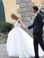 Vestidos de Noiva em Renda com Lantejoulas, Decote em V, Cauda Capela, Corte em A