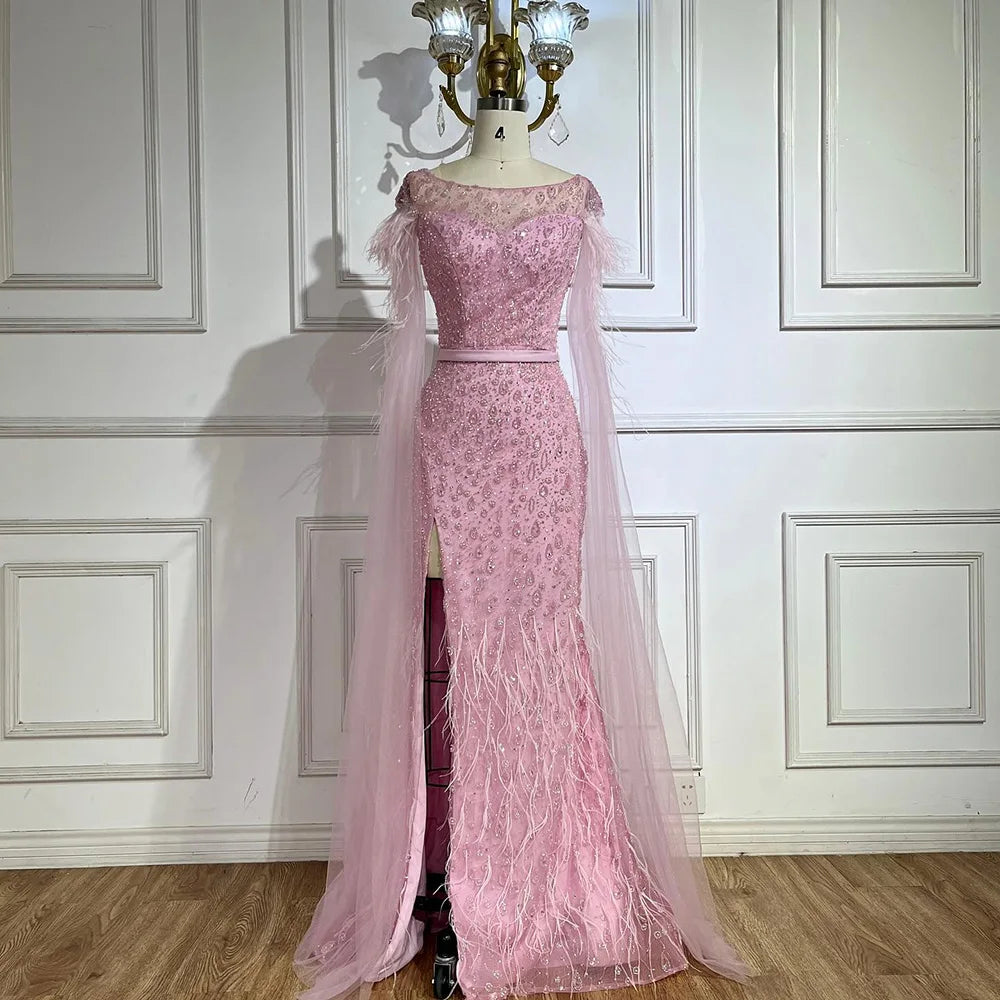 Robe de soirée Serene Hill rose à manches cape de Dubai, sirène avec jupe latérale à plumes et perles pour fête femme LA72701