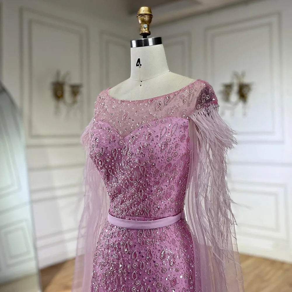 Robe de soirée Serene Hill rose à manches cape de Dubai, sirène avec jupe latérale à plumes et perles pour fête femme LA72701