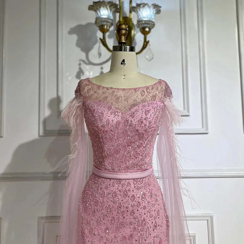 Robe de soirée Serene Hill rose à manches cape de Dubai, sirène avec jupe latérale à plumes et perles pour fête femme LA72701
