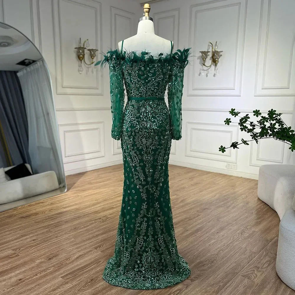 Luxuriöses Dubai-Grünes Abendkleid mit langen Ärmeln, Federn und Perlenbesatz LA72553