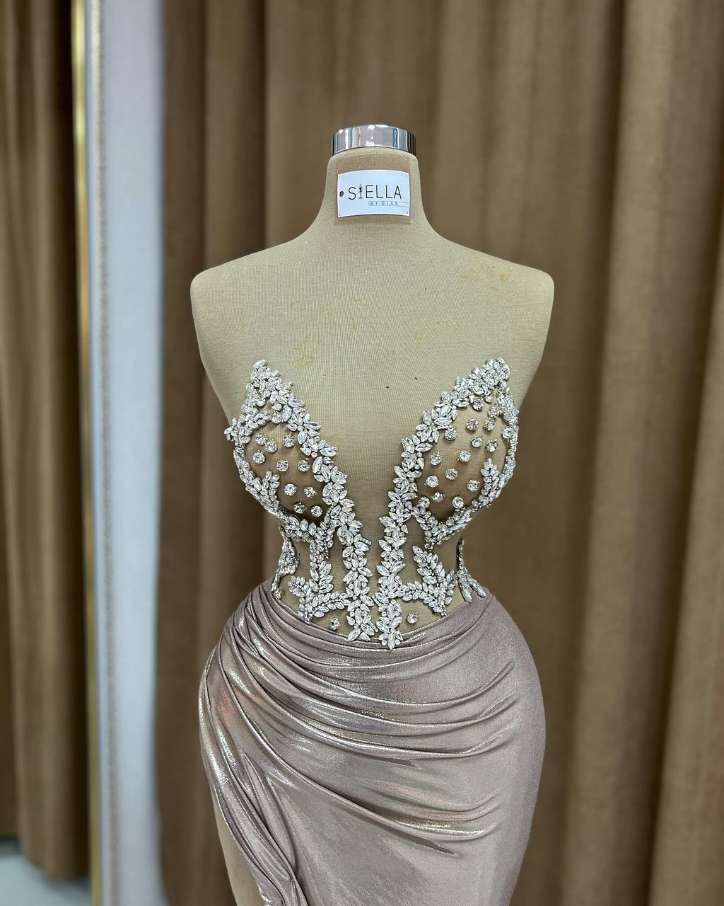 Robe de bal sexy colonne sans bretelles ni manches avec volants en satin et fente avant