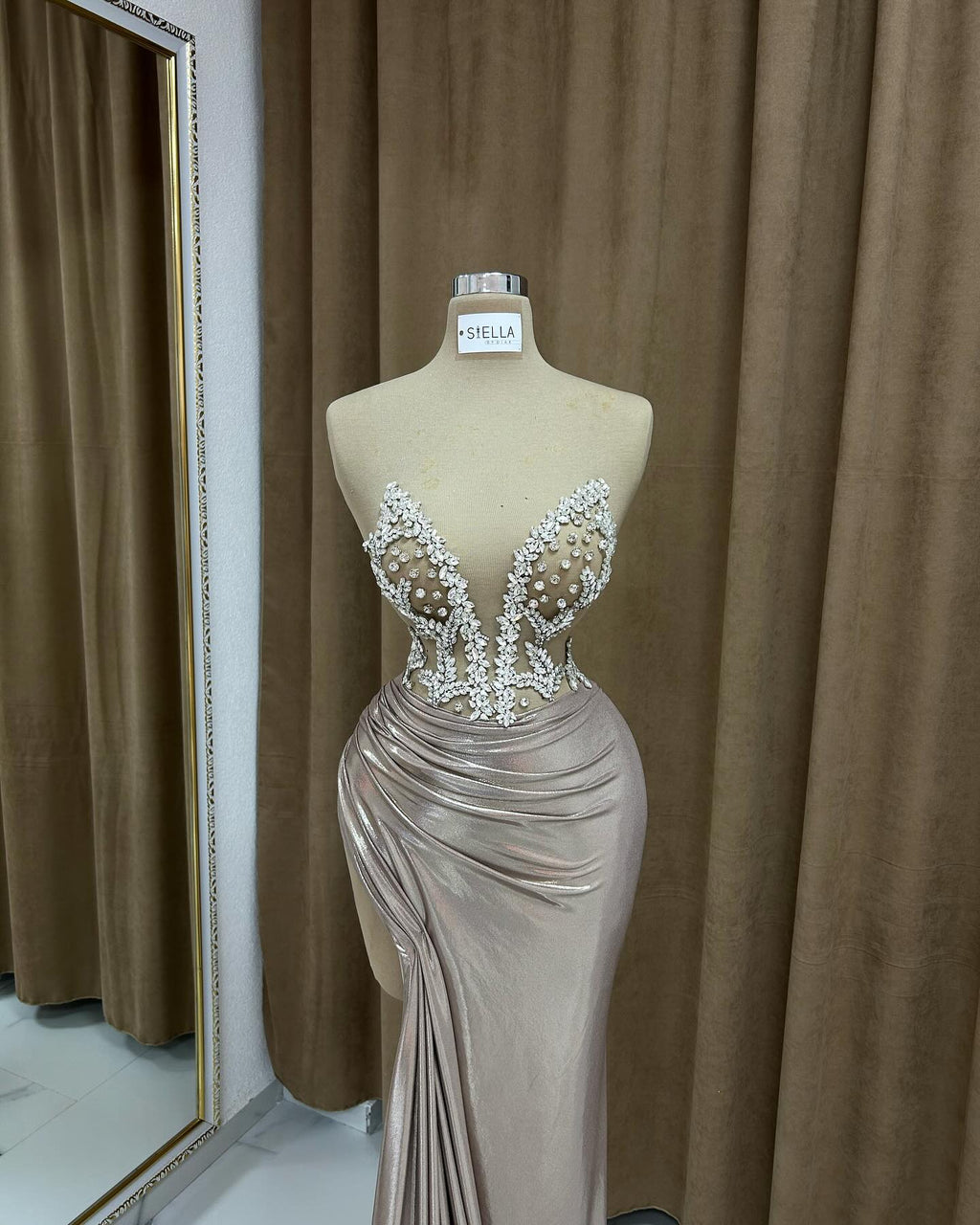 Robe de bal sexy colonne sans bretelles ni manches avec volants en satin et fente avant