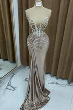 Robe de bal sexy colonne sans bretelles ni manches avec volants en satin et fente avant