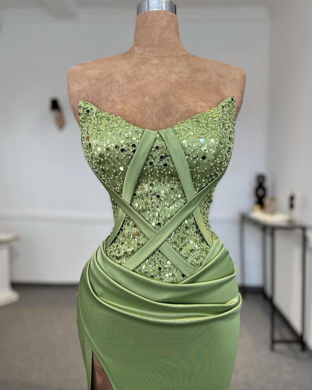Robe de bal sexy en satin à paillettes, sans bretelles ni manches, coupe colonne pour femme