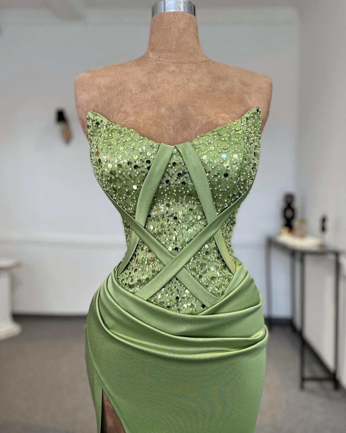 Robe de bal sexy en satin à paillettes, sans bretelles ni manches, coupe colonne pour femme