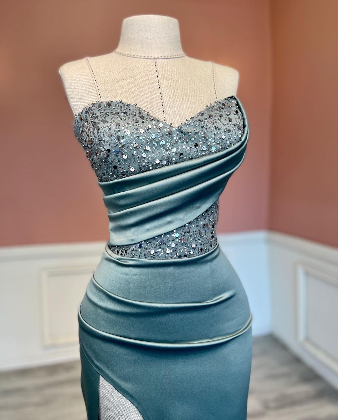 Robe de bal longue sirène sexy sans bretelles ornée de perles et de paillettes avec fente
