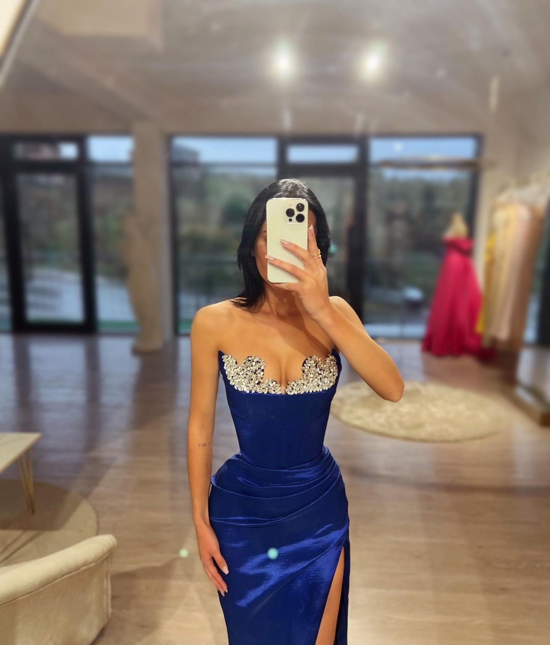 Vestido de fiesta largo azul real con escote en V y abertura, sin mangas, con pedrería