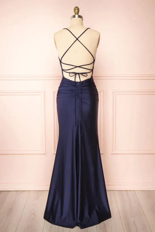 Vestido de invitada de boda azul marino sexy con cuello halter, sin mangas y con abertura
