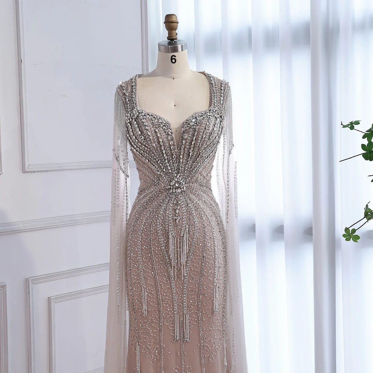 Robe de soirée luxueuse en perles caramel avec cape LA72992A