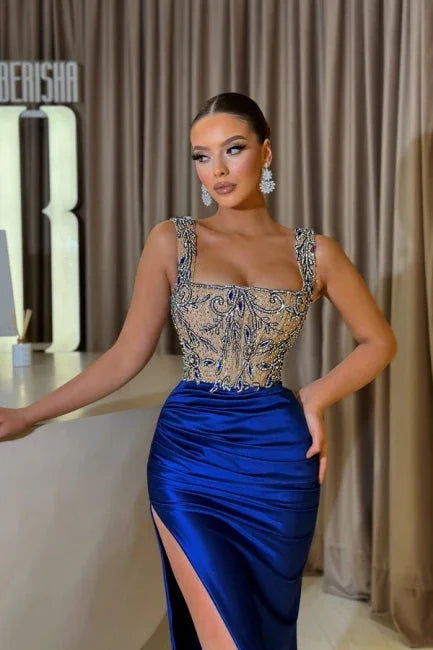 Vestido de gala azul real con tirantes, abertura frontal, escote cuadrado sin mangas, volantes, largo hasta el suelo y adornos de cuentas