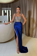 Vestido de gala azul real con tirantes, abertura frontal, escote cuadrado sin mangas, volantes, largo hasta el suelo y adornos de cuentas