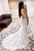 Vestido de novia de encaje con espalda abierta y cola de corte