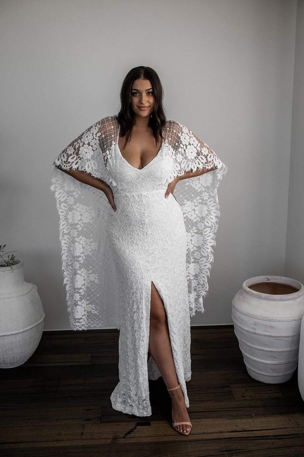 Vestido de Noiva em Renda, Sem Costas, com Corte Justo e Fendas com Envolvimentos