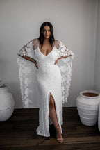 Vestido de Noiva em Renda, Sem Costas, com Corte Justo e Fendas com Envolvimentos