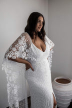 Vestido de Noiva em Renda, Sem Costas, com Corte Justo e Fendas com Envolvimentos