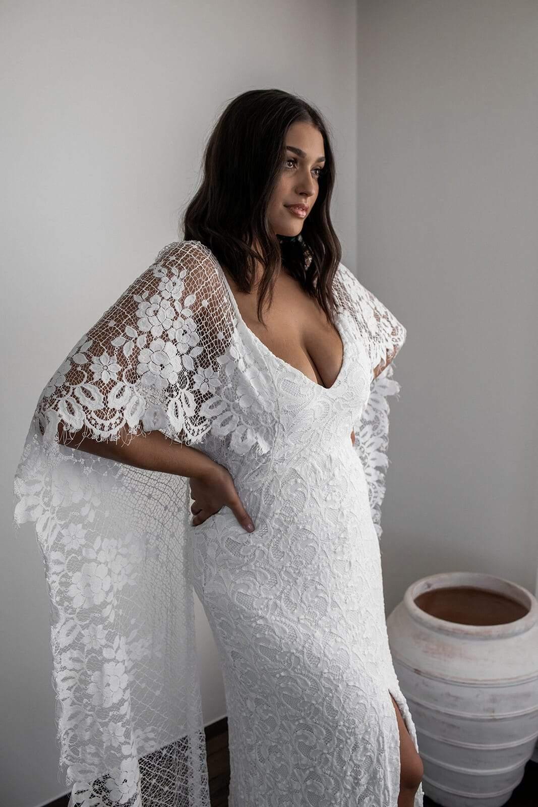 Vestido de Noiva em Renda, Sem Costas, com Corte Justo e Fendas com Envolvimentos