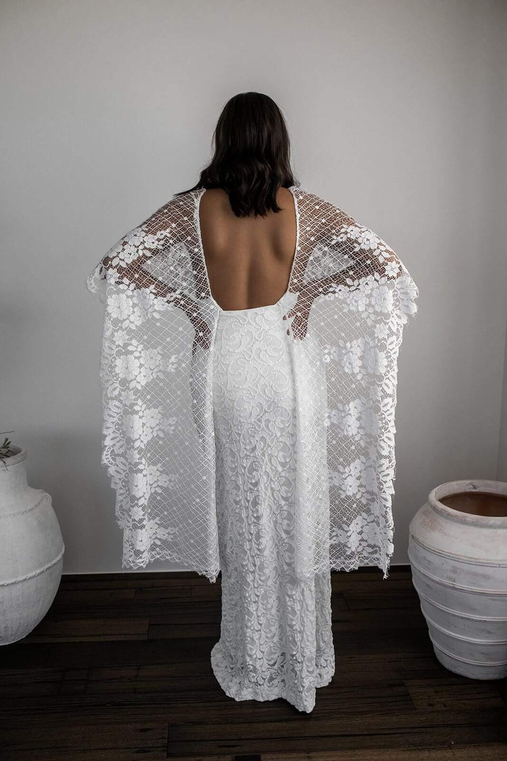 Vestido de Noiva em Renda, Sem Costas, com Corte Justo e Fendas com Envolvimentos