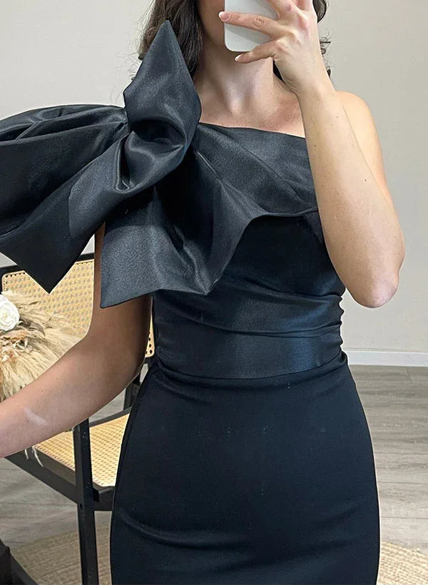 Vestido de novia de madre en satén, corte columna con un solo hombro y lazo anudado
