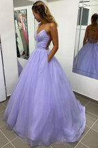 Vestido Formal de Baile em Tule com Decote em V, Corte em A, Cor Lavanda Brilhante, com Bolso