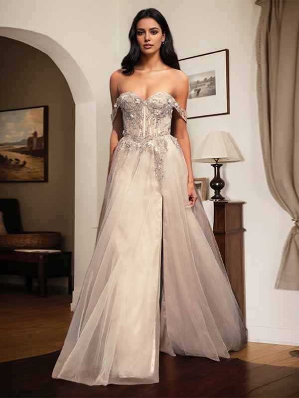 Vestido de baile prateado em linha A com ombros de fora e aplicações de missangas e racha