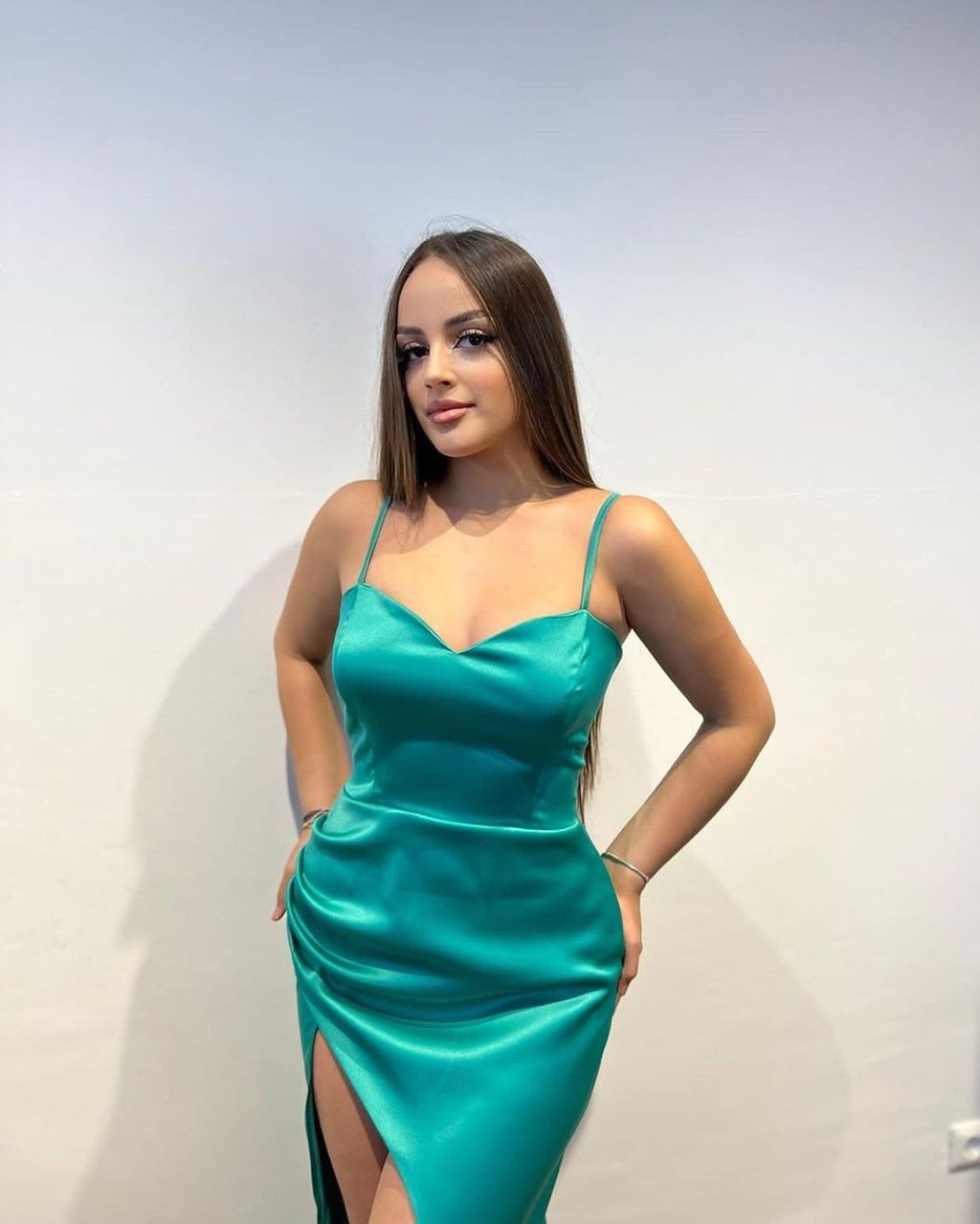 Robe de bal simple longue sirène à fines bretelles, col en V, sans manches, avec fente