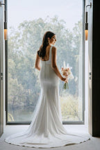 Robe de mariée simple à fourreau, col carré, longue et dos nu