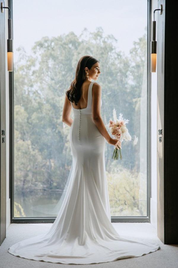 Robe de mariée simple à fourreau, col carré, longue et dos nu