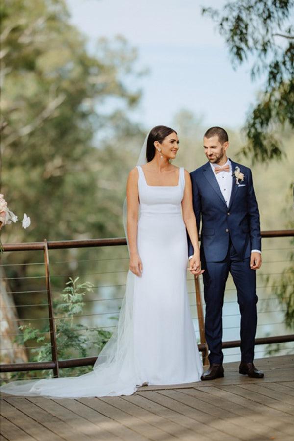 Abito da sposa semplice a guaina con scollo quadrato e schiena lunga scoperta