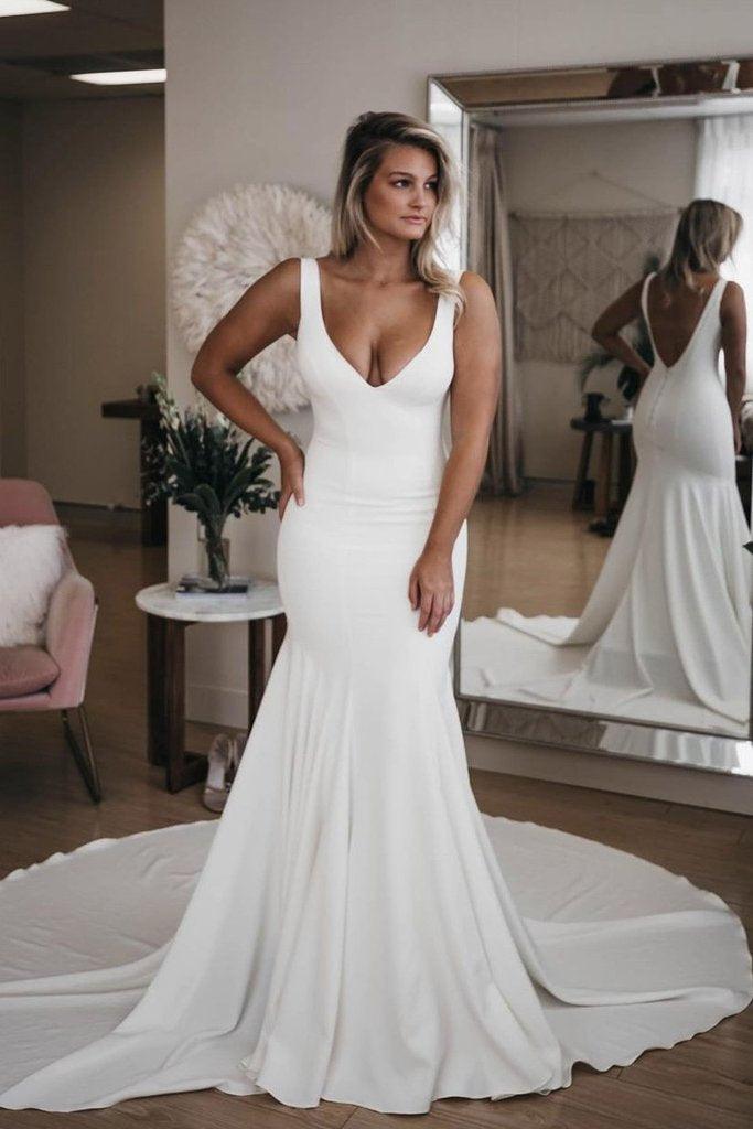 Schlichtes Meerjungfrau-Strandbrautkleid mit V-Ausschnitt und langer Schleppe