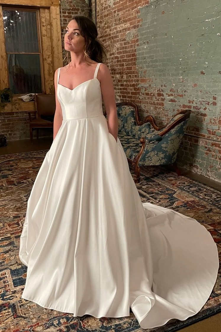 Robe de mariée ivoire à larges bretelles simples avec poches