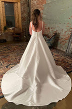 Robe de mariée ivoire à larges bretelles simples avec poches