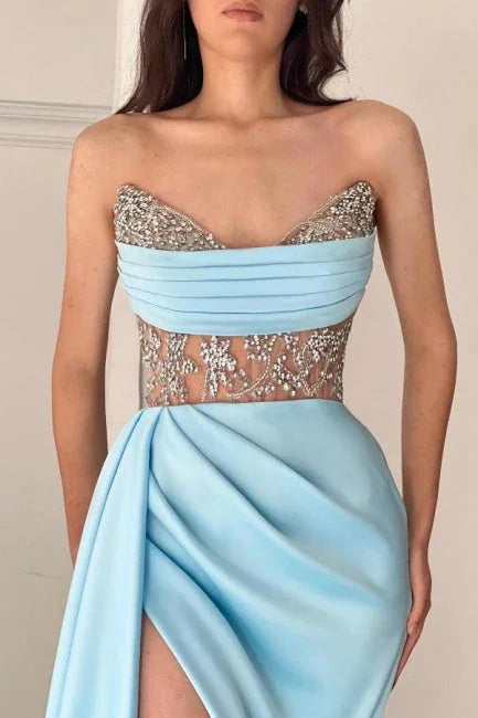 Vestidos de Baile em Azul Céu, Comprimento ao Chão, Fenda Frontal, Sem Alças e Sem Mangas, em Cetim com Folhos