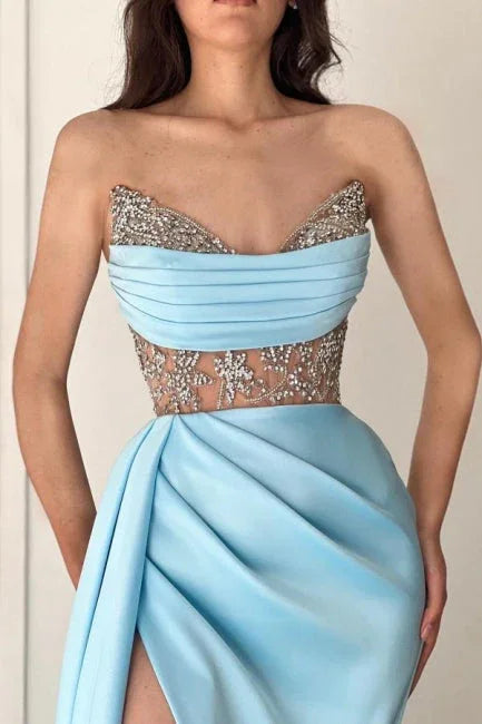 Vestidos de Baile em Azul Céu, Comprimento ao Chão, Fenda Frontal, Sem Alças e Sem Mangas, em Cetim com Folhos