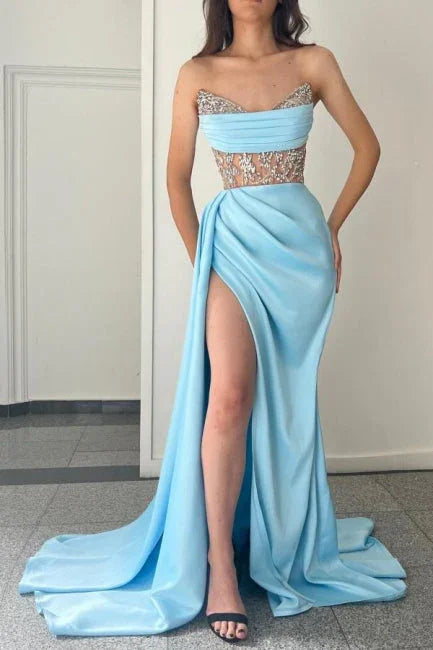 Vestidos de Baile em Azul Céu, Comprimento ao Chão, Fenda Frontal, Sem Alças e Sem Mangas, em Cetim com Folhos