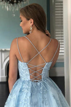 Vestito corto per festa di ritorno a casa azzurro cielo a linea ad A con spalline sottili e applicazioni di pizzo