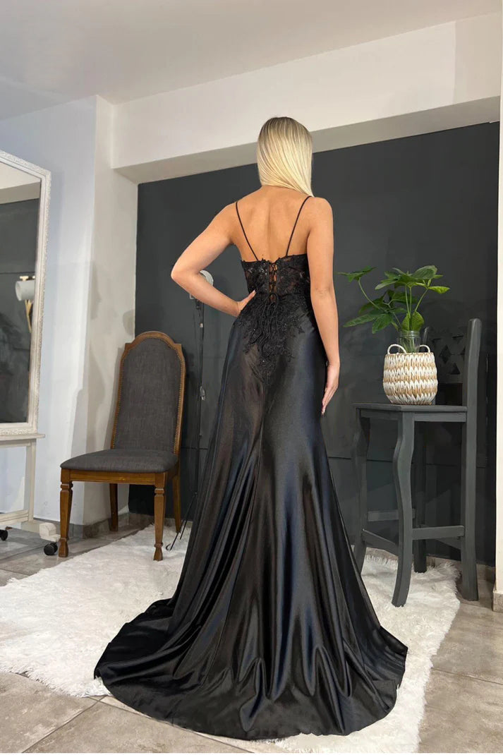 Vestido de fiesta largo negro con tirantes finos, apliques y abertura lateral