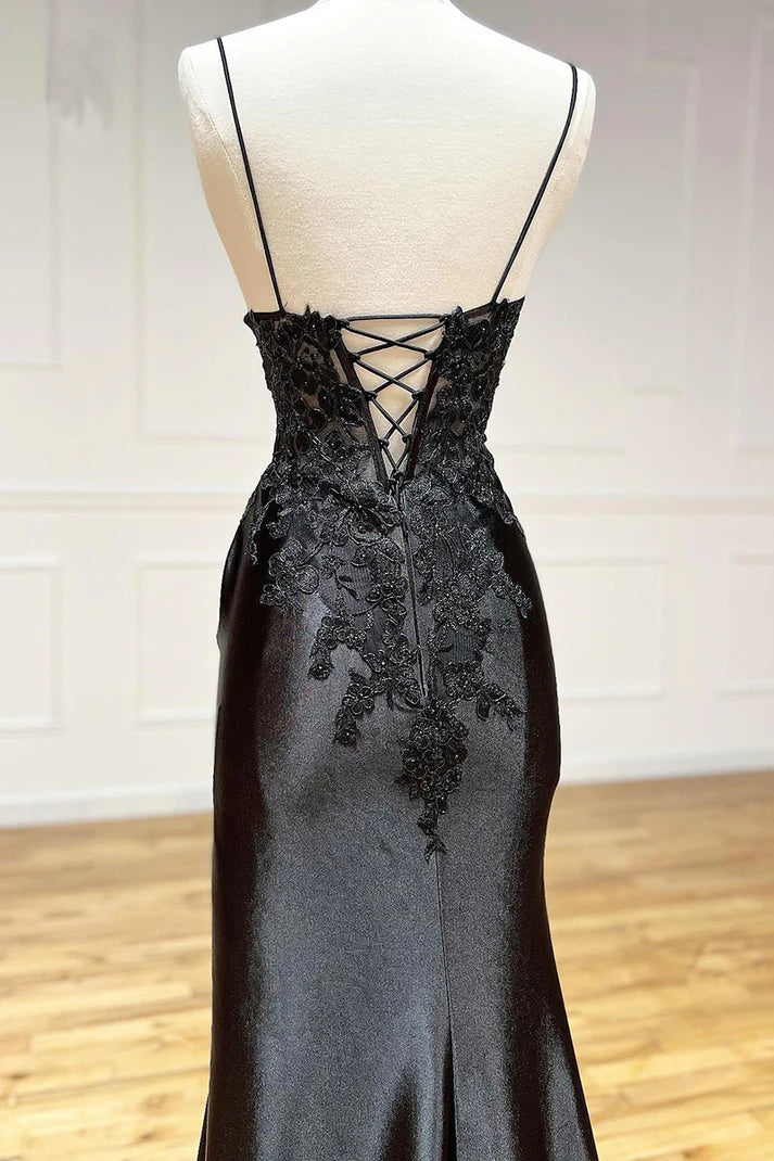 Vestido de fiesta largo negro con tirantes finos, apliques y abertura lateral