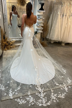 Robe de mariée sirène de plage à bretelles spaghetti en dentelle avec traîne de cour