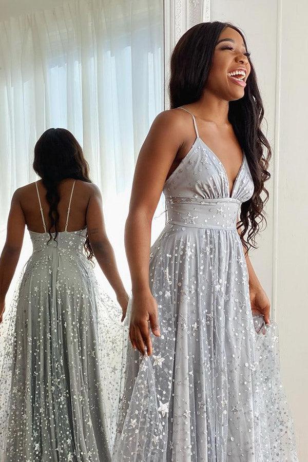 Vestido de noche largo de tul plateado con tirantes finos y abertura