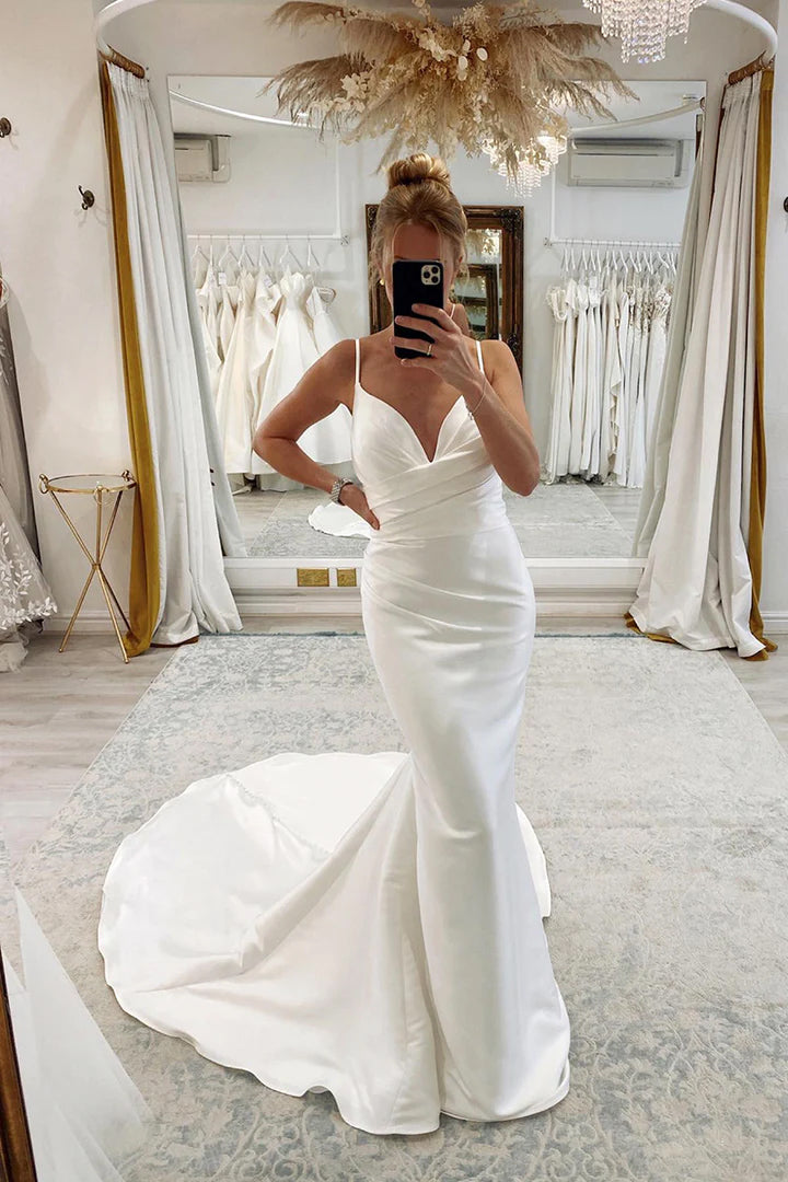 Vestido de Noiva Simples de Cetim com Alças Finas, Decote em V, Pregas e Corte Sereia