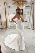 Vestido de Noiva Simples de Cetim com Alças Finas, Decote em V, Pregas e Corte Sereia