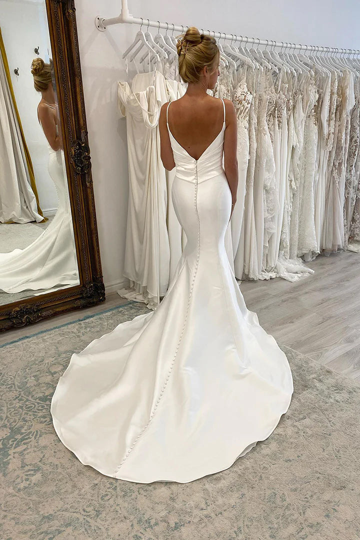 Abito da sposa in raso semplice a sirena con spalline sottili, scollo a V e pieghe