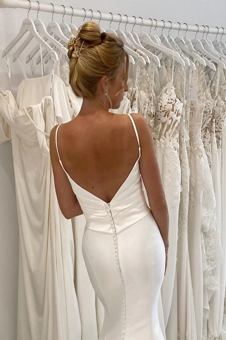 Vestido de Noiva Simples de Cetim com Alças Finas, Decote em V, Pregas e Corte Sereia