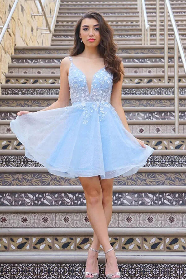 Funkelndes himmelblaues A-Linien-Heimkehrkleid aus Tüll mit V-Ausschnitt und Blumen,