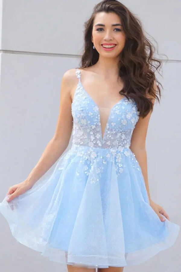 Funkelndes himmelblaues A-Linien-Heimkehrkleid aus Tüll mit V-Ausschnitt und Blumen,