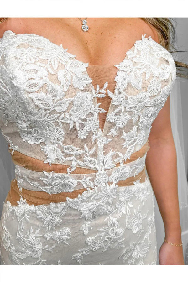 Abito da sposa elegante a sirena senza spalline con applicazioni di pizzo