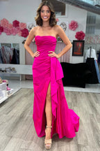 Vestido de fiesta largo fruncido sin tirantes color magenta con cola de corte