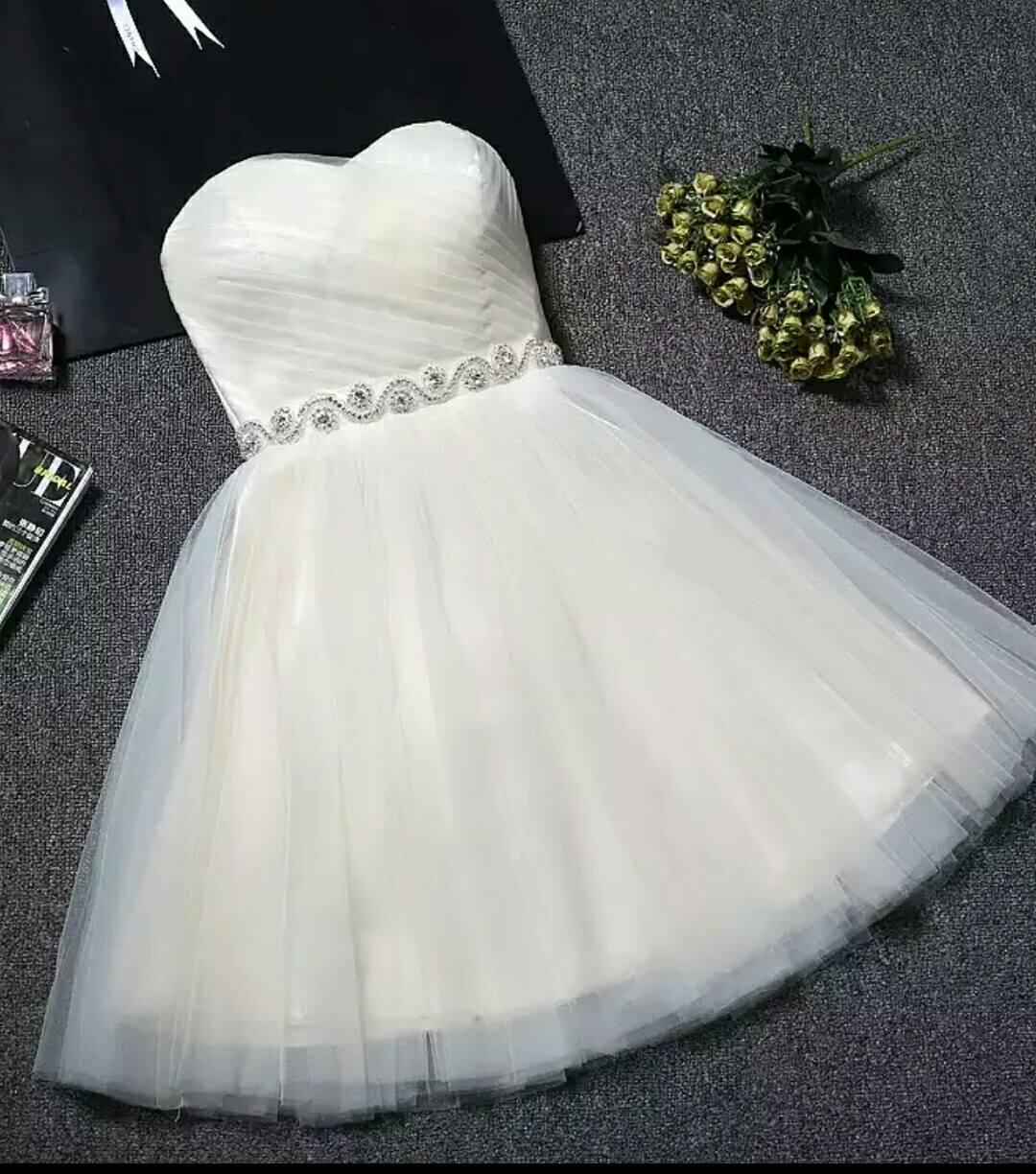 Robe de bal de fin d'année courte rose poudré à encolure cœur sans bretelles
