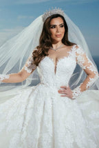 Robe de mariée longue au sol en ligne A avec appliques et tulle